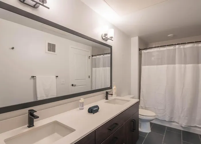 Modern 1bd - Pool, Gym, Parking, W-d - Sleeps 4 *